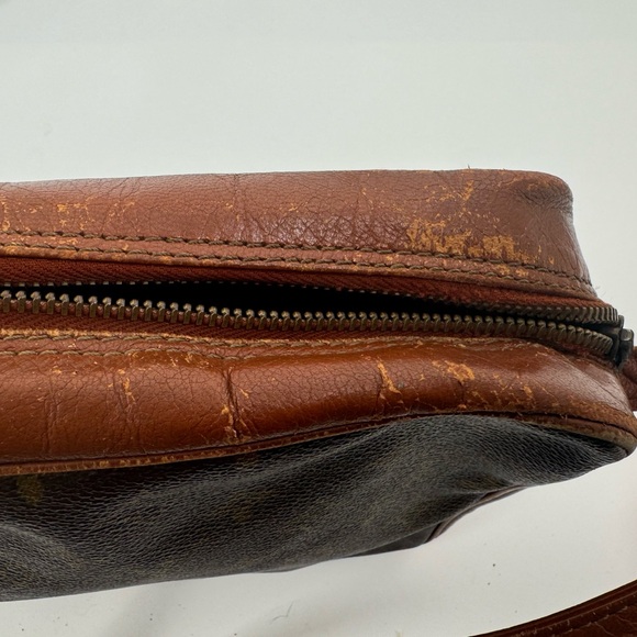 Louis Vuitton Monogram bag..ususual adjustable strapp that tucks under the bag - Picture 10 of 13